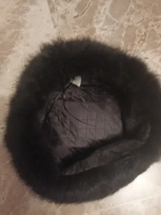 Gorro de invierno negro con insignia dorada