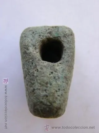 TRACIA. AMULETO COLGANTE. HACHA. SIGLO VI-IV AC