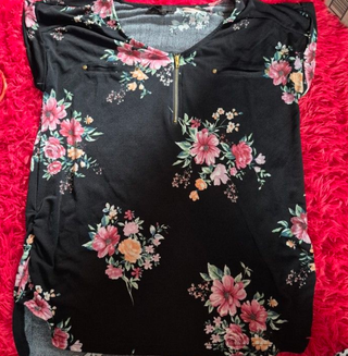 Camisa negra floral con cremallera