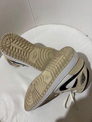 Nike Jordan 1 Beige y Negro