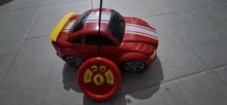 Coche teledirigido rojo con mando