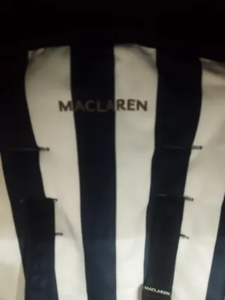 Silla de paseo Maclaren ligera con saco de regalo.