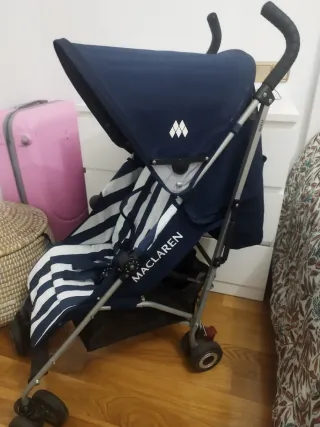 Silla de paseo Maclaren ligera con saco de regalo.