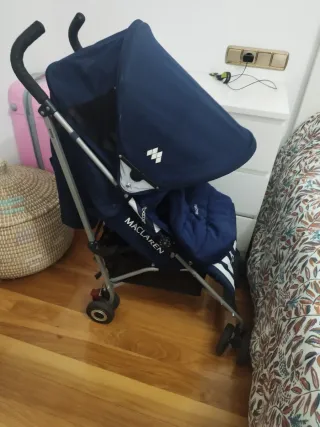 Silla de paseo Maclaren ligera con saco de regalo.