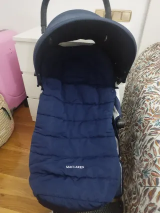 Silla de paseo Maclaren ligera con saco de regalo.