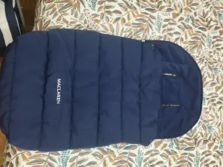Silla de paseo Maclaren ligera con saco de regalo.