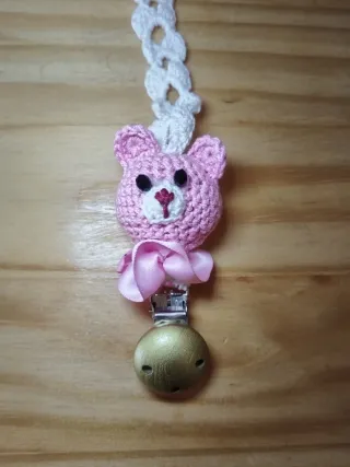 Prendedor de Chupeta Ursinho Crochê Rosa