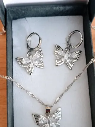 Conjunto collar y pendientes mariposa