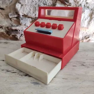 Cassa giocattolo rossa con cassetti