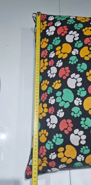 Cama para perros con estampado de huellas