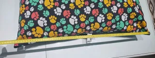 Cama para perros con estampado de huellas