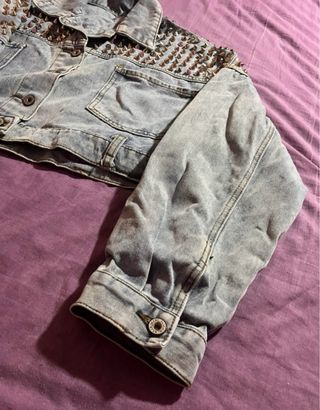 Chaqueta vaquera con tachuelas
