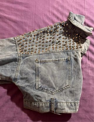 Chaqueta vaquera con tachuelas