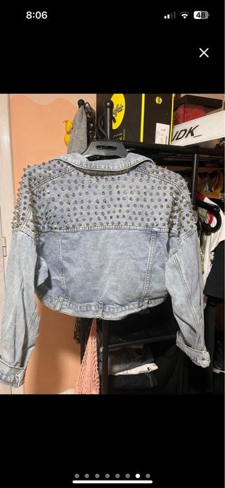 Chaqueta vaquera con tachuelas