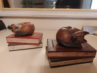 Reposlibros de madera con gatos durmiendo