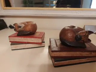 Reposlibros de madera con gatos durmiendo
