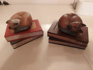 Reposlibros de madera con gatos durmiendo
