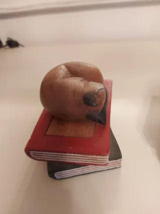 Reposlibros de madera con gatos durmiendo