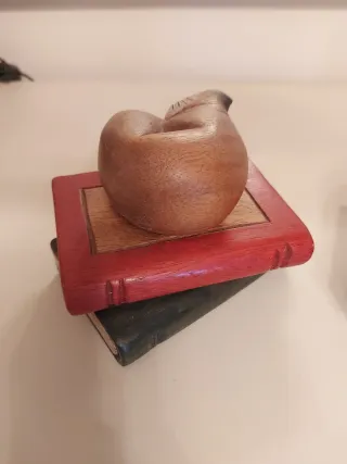 Reposlibros de madera con gatos durmiendo