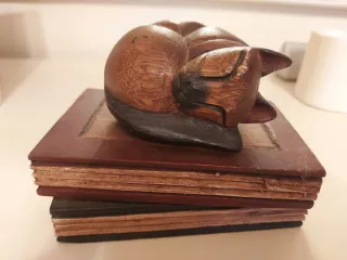 Reposlibros de madera con gatos durmiendo