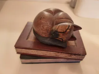 Reposlibros de madera con gatos durmiendo