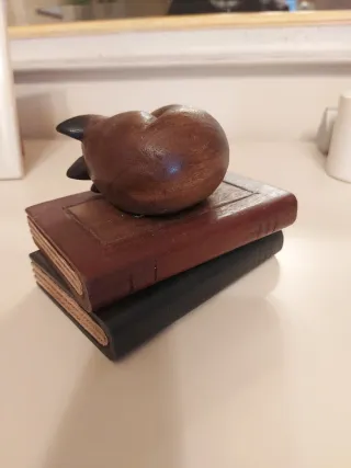 Reposlibros de madera con gatos durmiendo