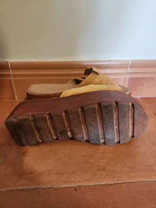 Sandalias de plataforma beige y marrón