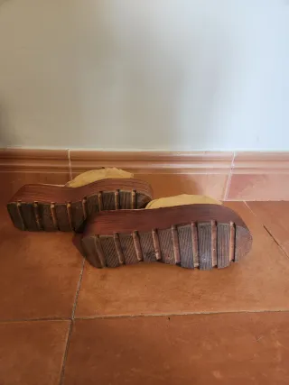 Sandalias de plataforma beige y marrón