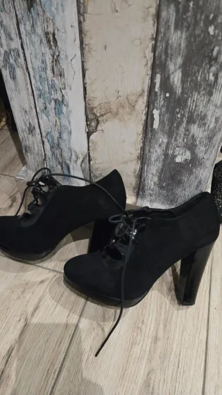 Zapatos de tacón negros con cordones