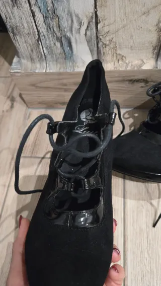 Zapatos de tacón negros con cordones
