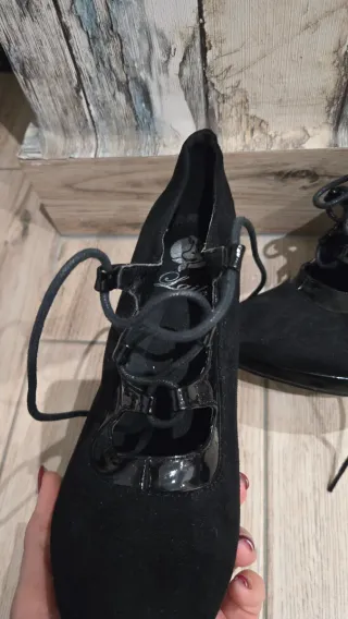 Zapatos de tacón negros con cordones