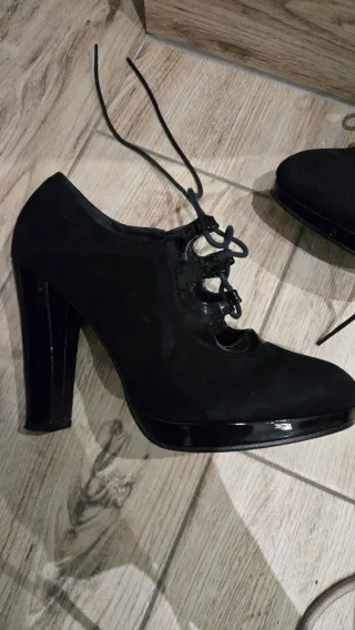 Zapatos de tacón negros con cordones