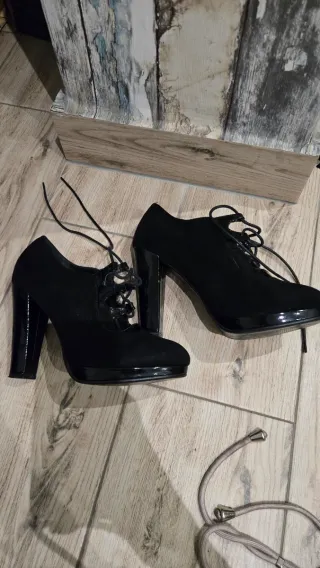 Zapatos de tacón negros con cordones