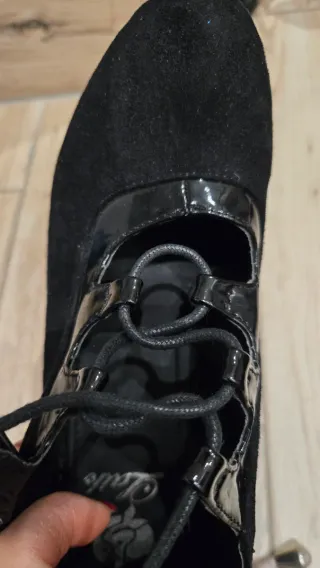Zapatos de tacón negros con cordones