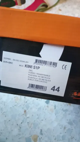 Zapatilla de seguridad negra y roja