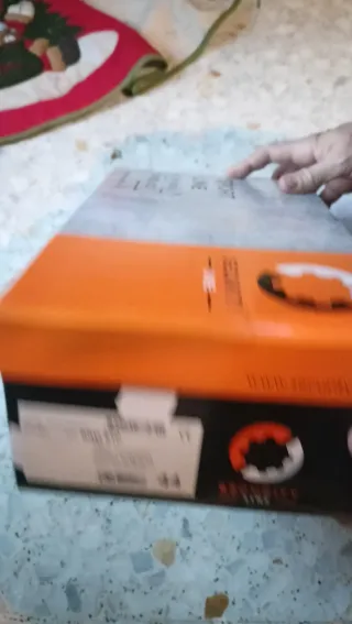 Zapatilla de seguridad negra y roja