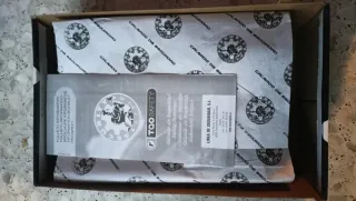 Zapatilla de seguridad negra y roja