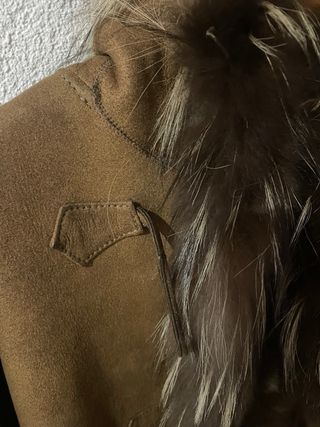 Parka larga piel mutón con capucha. Piel int./ext.