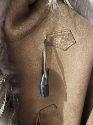 Parka larga piel mutón con capucha. Piel int./ext.