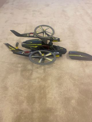 Avión de juguete negro y amarillo