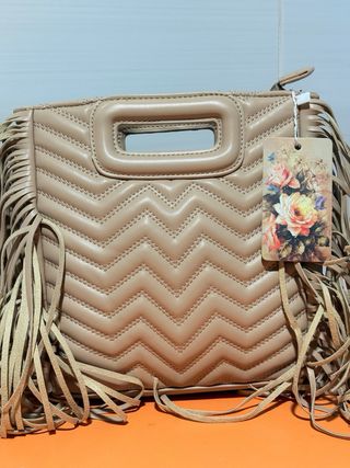 Bolso beige con diseño acolchado y flecos