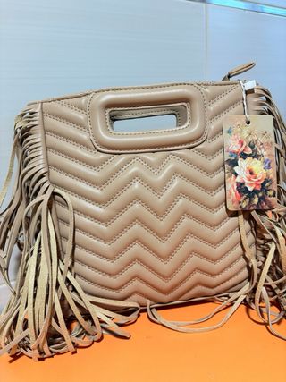 Bolso beige con diseño acolchado y flecos