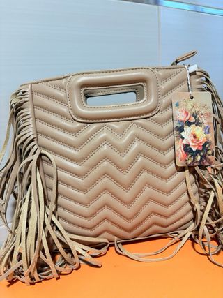 Bolso beige con diseño acolchado y flecos