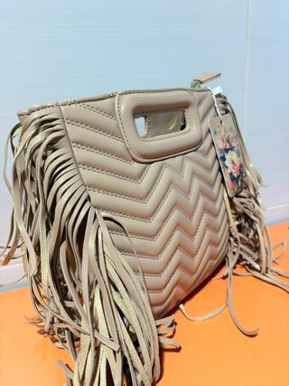 Bolso beige con diseño acolchado y flecos