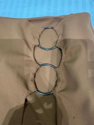 Minifalda marrón con anillas