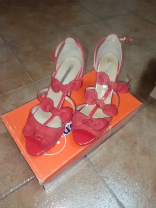 Zapatos rojos de tacón con lazo