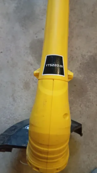 Cortacésped eléctrico amarillo