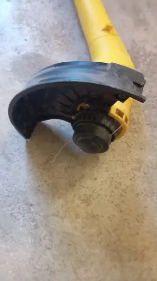 Cortacésped eléctrico amarillo