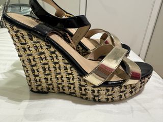 Sandalias de cuña negras y doradas