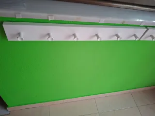 Perchero de pared blanco